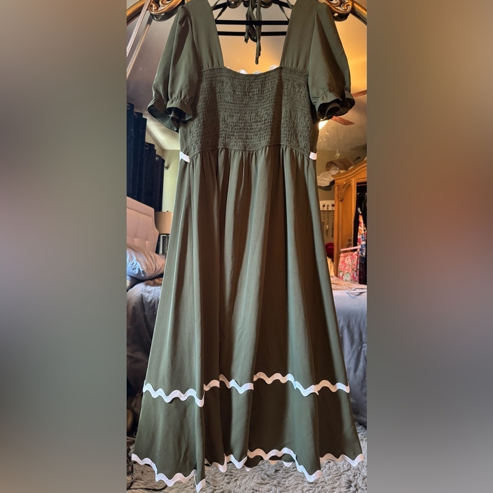 Elegant Olive Green Dress with White scalloped Accents - Picture 5 of 5
